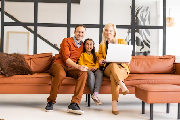 Familie, Die Am Laptop Mit Im Home Office Arbeitet.