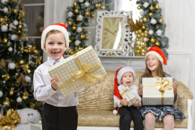 Familie, die am Weihnachtstag aufwirft