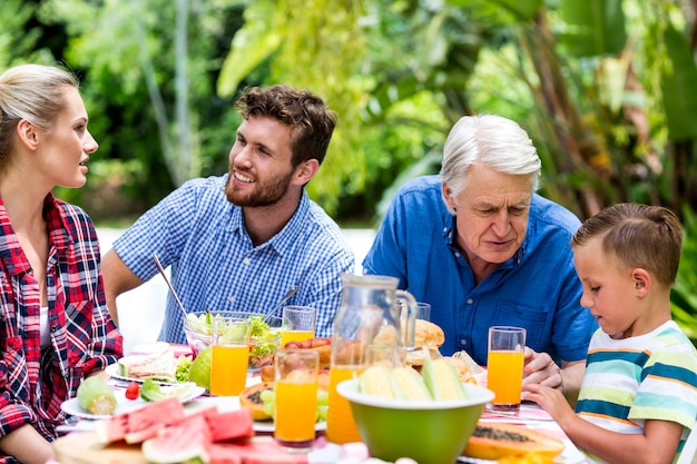 Familie, die am Yard in Verbindung steht