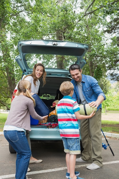 Familie, die Autostamm während auf Picknick entlädt