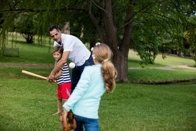 Familie, die Baseball im Park spielt