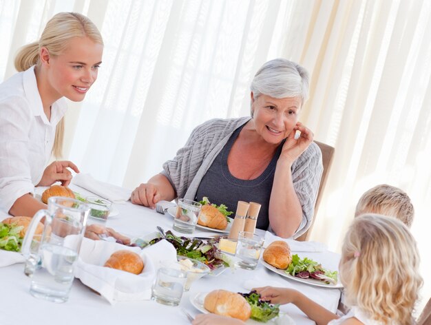 Familie, die bei Tisch zusammen spricht