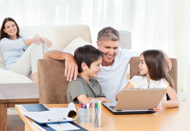 Familie, die den Laptop betrachtet