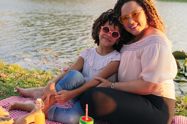 Familie, die draußen gesundes Picknick hat