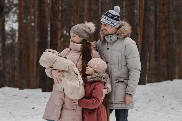 Familie, die durch Winterwald geht