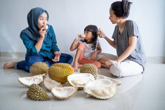 Familie, die Durian isst