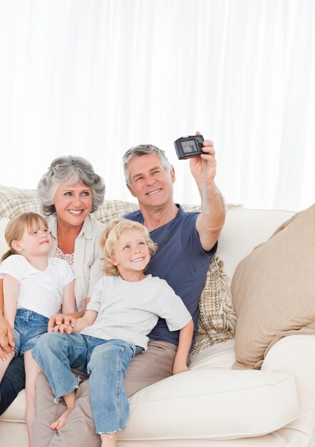 Familie, die ein Foto von sich macht