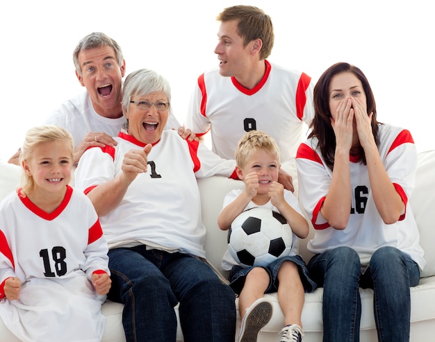 Familie, die ein Fußballspiel im Fernsehen aufpasst