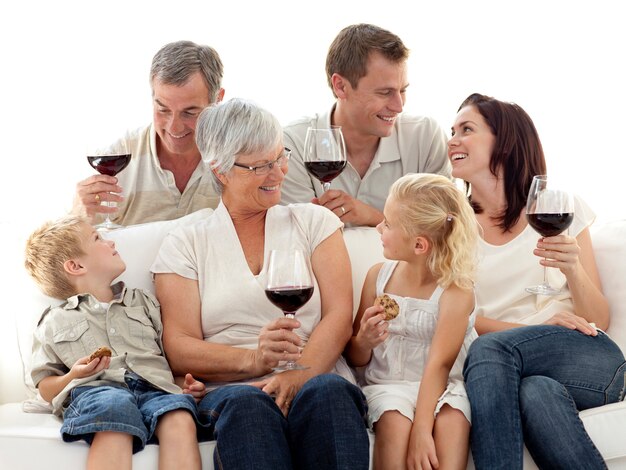 Familie, die eine Feier mit Wein und Keksen isst