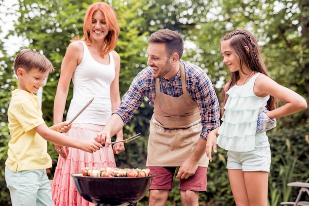 Familie, die eine Grillparty hat