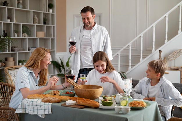 Foto familie, die eine tolle zeit zusammen hat