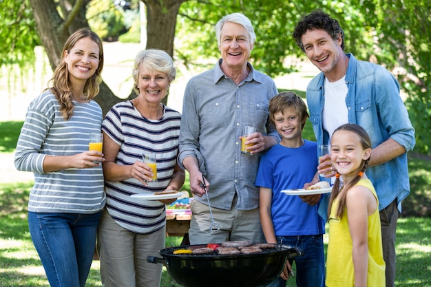 Familie, die einen Grill hat