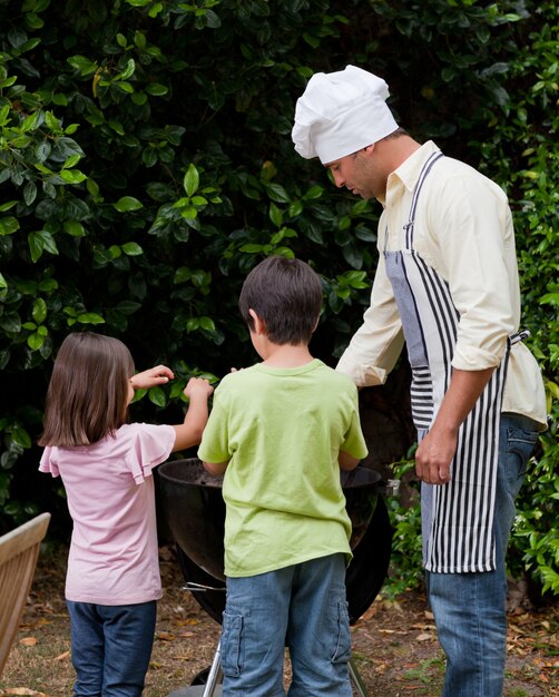 Familie, die einen Grill im Garten hat