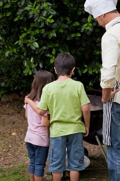 Familie, die einen Grill im Garten hat