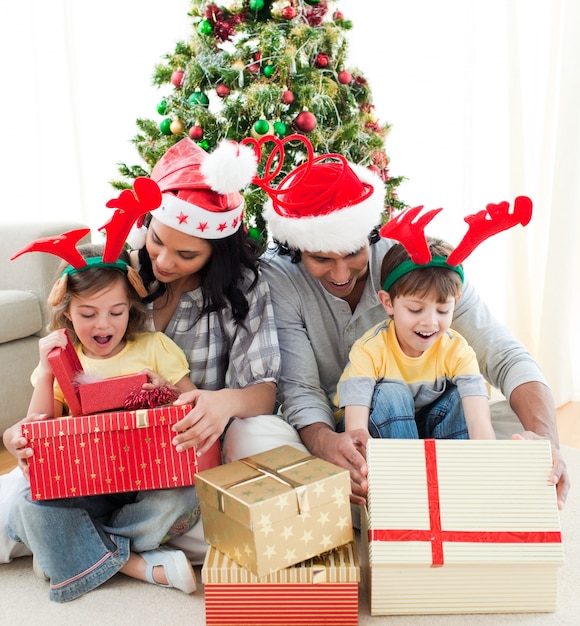 Familie, die einen Weihnachtsbaum verziert