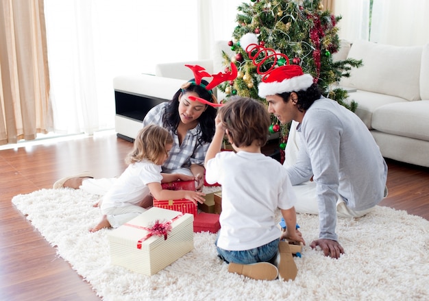 Familie, die einen Weihnachtsbaum verziert