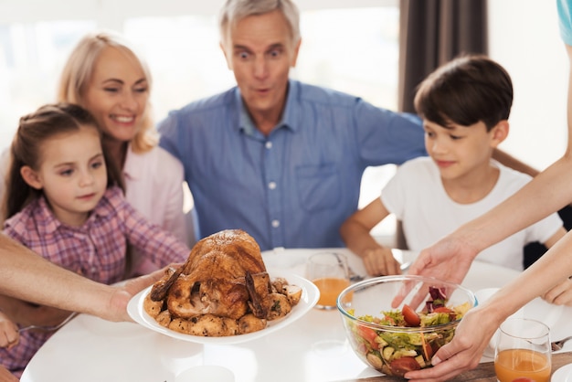 Familie, die für ein festliches Abendessen sich vorbereitet