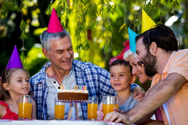 Familie, die Geburtstag am Yard feiert