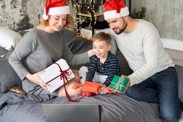 Foto familie, die geschenke an weihnachten zusammen austauscht