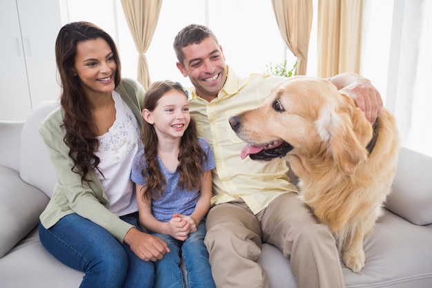 Familie, die golden retriever auf Sofa betrachtet