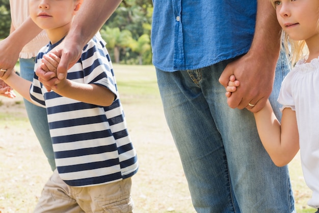 Familie, die ihre Hände hält