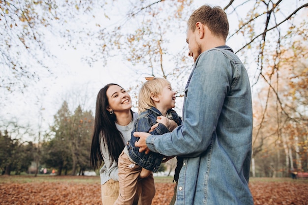 Familie, die im Herbstpark spielt, der Spaß hat