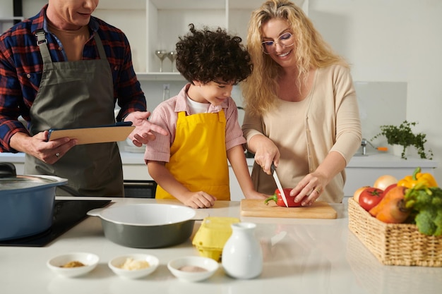 Familie, die in der Küche kocht