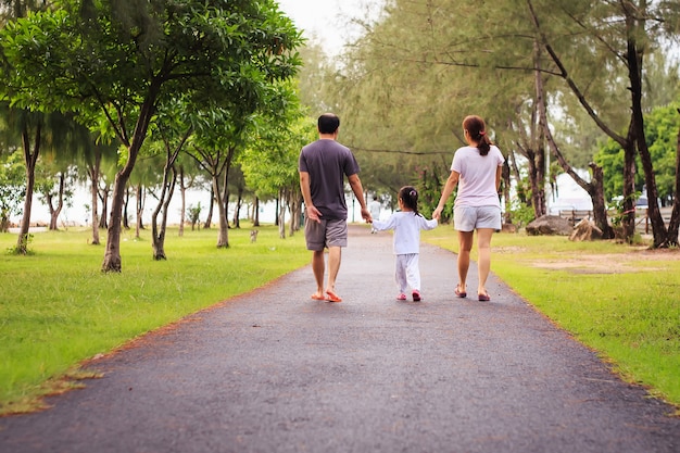 Familie, die morgens am Park geht