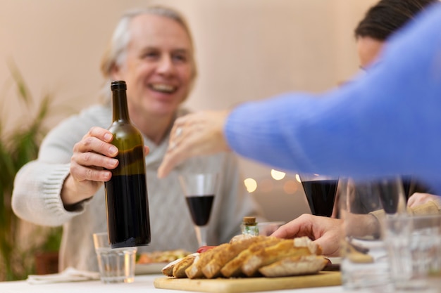 Familie, die nachts zusammen isst