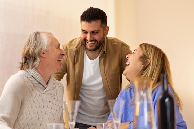 Foto familie, die nachts zusammen isst