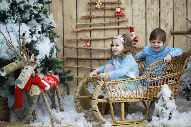 Familie, die schönen Live-Weihnachtsbaum schmückt Liebevolle Familie mit Geschenken im Zimmer Glückliche Familie an Feiertagen