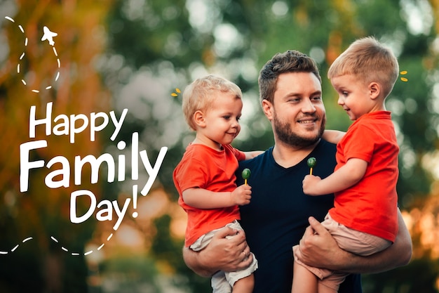 Foto familie, die sich gemeinsam im freien mit einem banner für einen glücklichen familientag erfreut