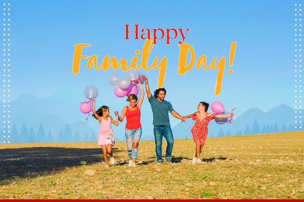 Familie, die sich gemeinsam im Freien mit einem Banner für einen glücklichen Familientag erfreut