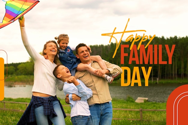 Foto familie, die sich gemeinsam im freien mit einem banner für einen glücklichen familientag erfreut