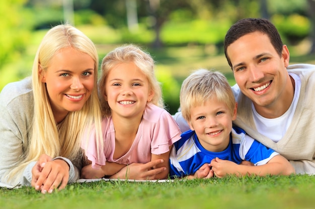 Familie, die sich im Park hinlegt