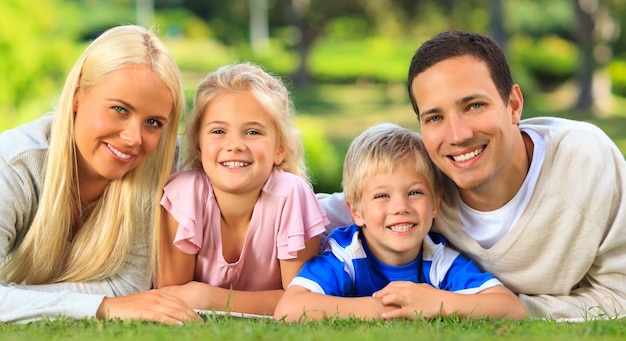 Familie, die sich im Park hinlegt