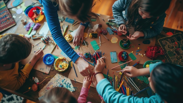 Familie, die sich mit kreativen Künsten und Handwerk beschäftigt