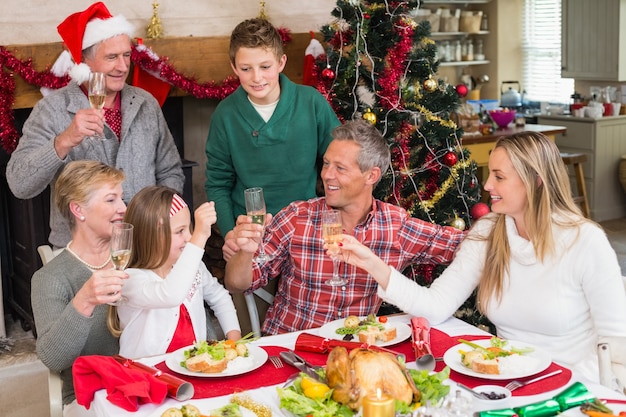 Familie, die sich zu Weihnachten röstet