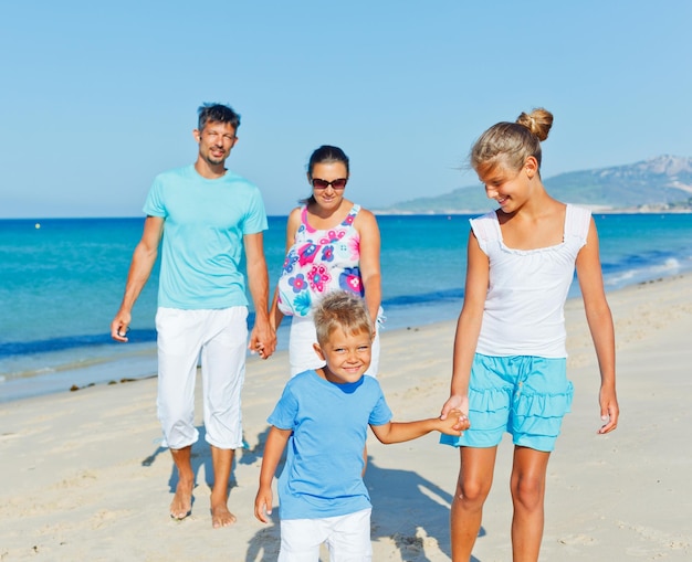 Familie, die Spaß am Strand hat