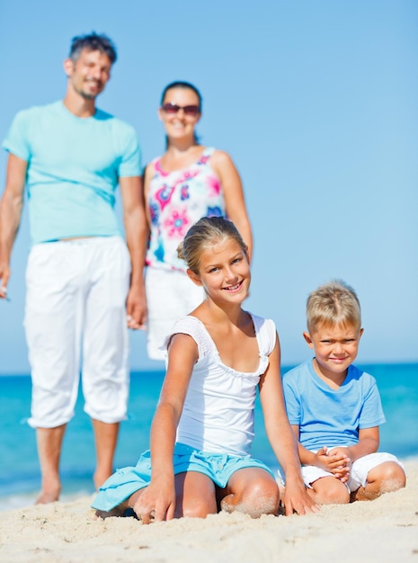 Familie, die Spaß am Strand hat