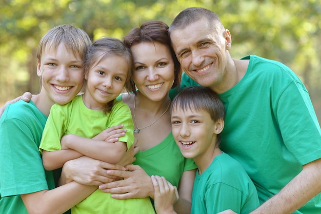 Familie, die Spaß draußen hat