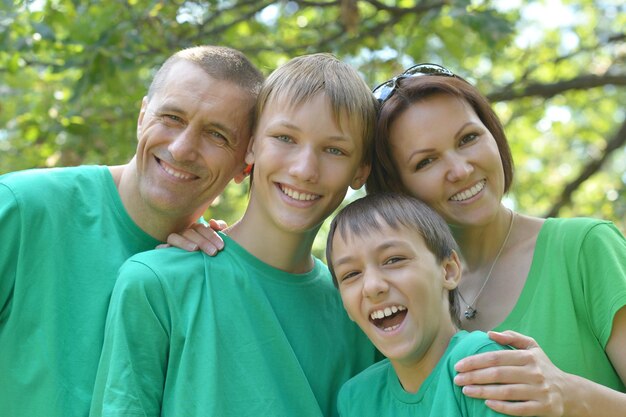 Foto familie, die spaß draußen hat