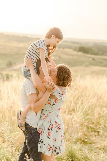 Familie, die Spaß im Feld hat