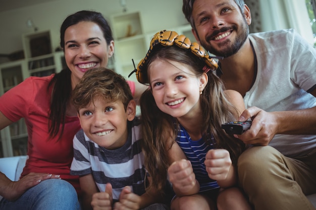 Familie, die Spaß im Wohnzimmer hat