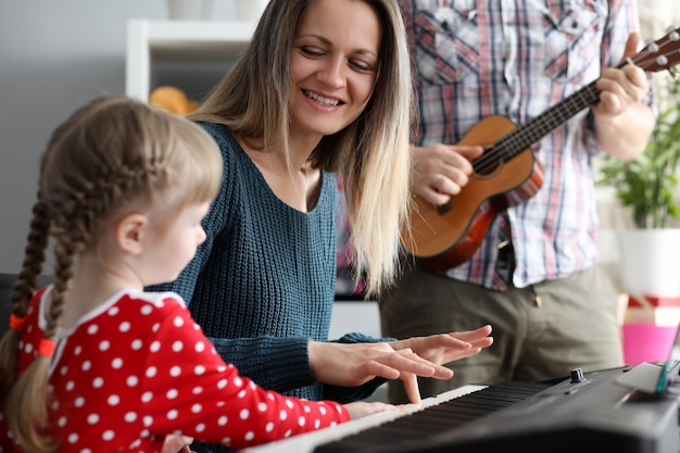 Familie, die Spaß zu Hause hat