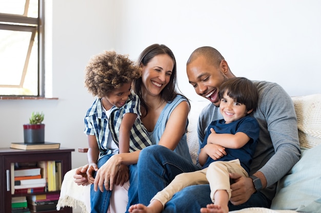 Familie, die Spaß zu Hause hat