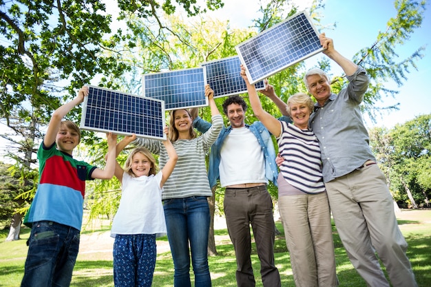 Foto familie, die tafel zusammenhält