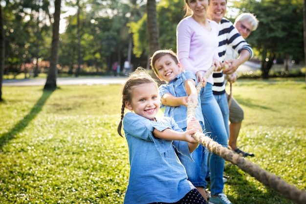 Familie, die Tauziehen spielt