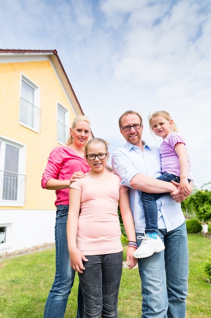 Foto familie, die vor haus oder haus steht