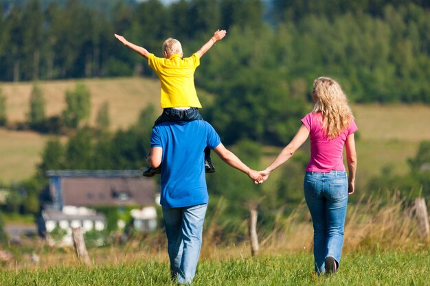 Familie, die Weg auf Wiese hat